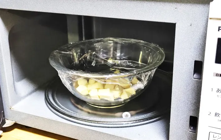 サツマイモを電子レンジで加熱する画像（撮影:エニママ）