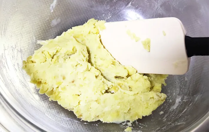 材料を混ぜている画像（撮影:エニママ）