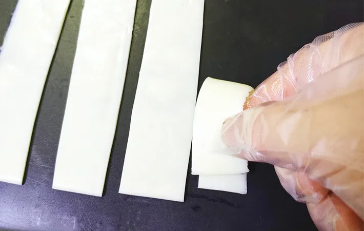 4等分にしたチーズを折りたたんでいる画像（撮影:エニママ）
