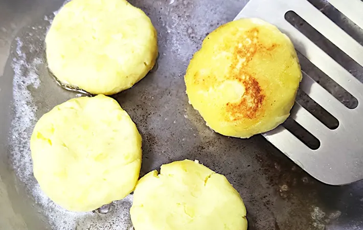 いももちに焼き目がついた画像（撮影:エニママ）