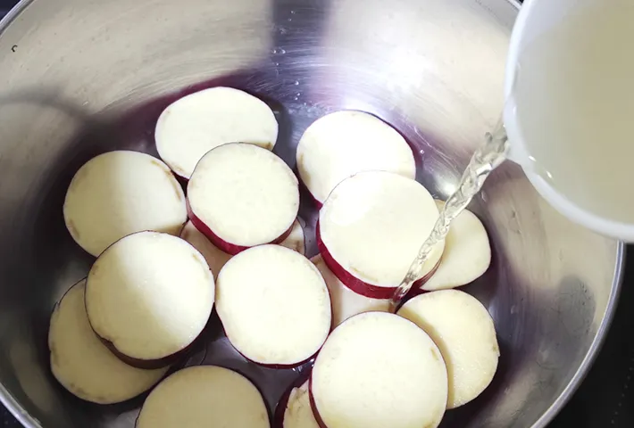 残りの材料を加える画像（撮影：エニママ）
