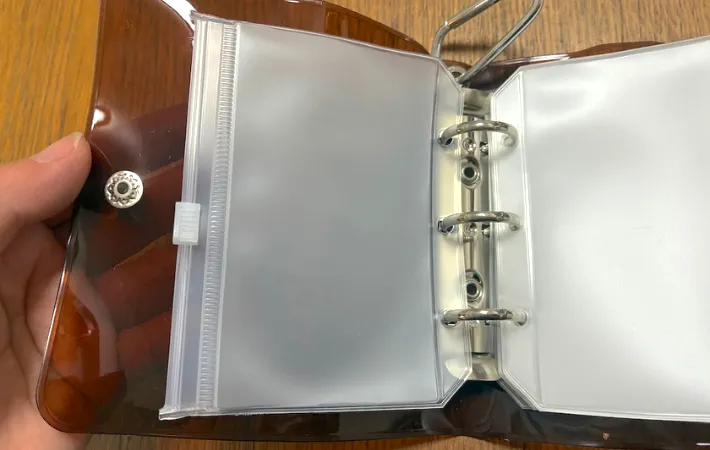 BOOK型ジップバッグキーホルダーを開いた画像（撮影：エニママ）