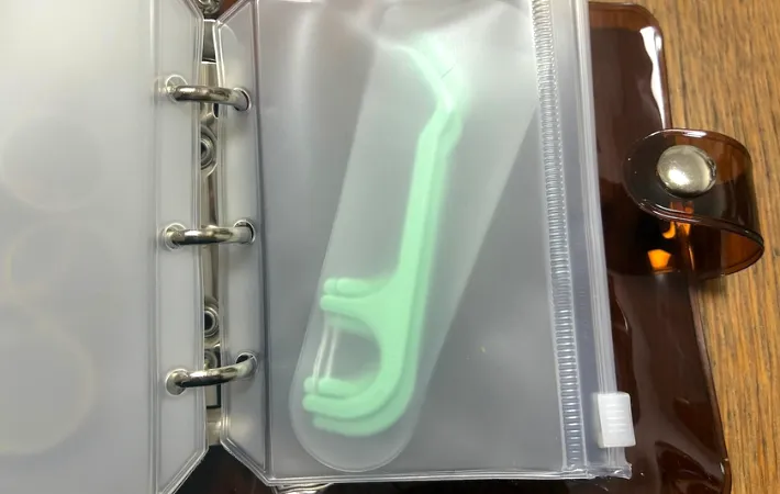 歯間ブラシを入れた画像（撮影：エニママ）
