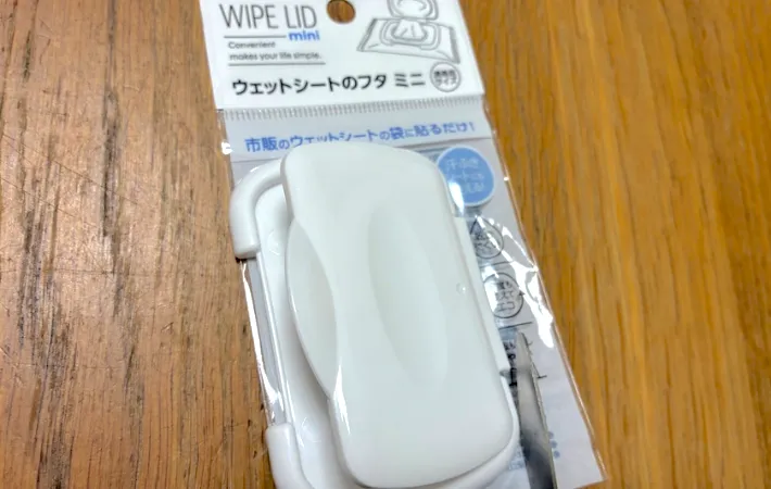 ウェットシートのフタに貼った袋を切っている画像（撮影：エニママ）
