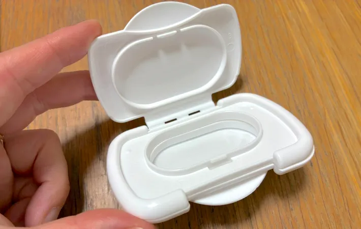 ウェットシートのフタ2個を貼って小物入れが完成した画像（撮影：エニママ）