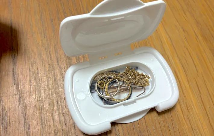 小物入れにアクセサリーとヘアゴムを入れた画像ポシェットに入れた画像（撮影：エニママ）