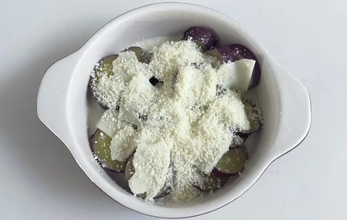 スライスチーズ、粉チーズをかけた状態の画像（撮影：エニママ）