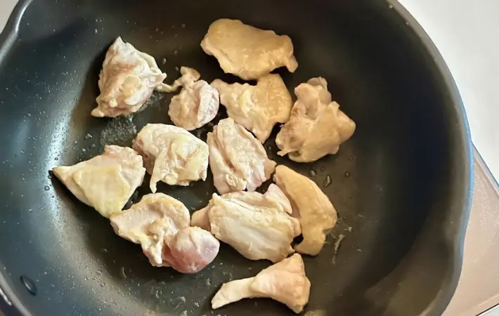 鶏もも肉を焼く（撮影：エニママ）