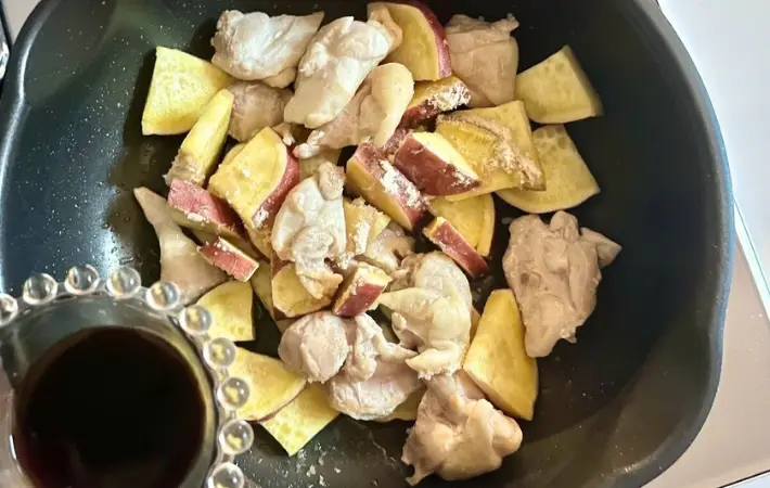 サツマイモ、調味料を加える（撮影：エニママ）
