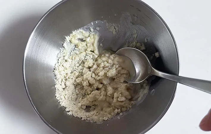 水とおからパウダー、砂糖を混ぜている画像（撮影:エニママ）
