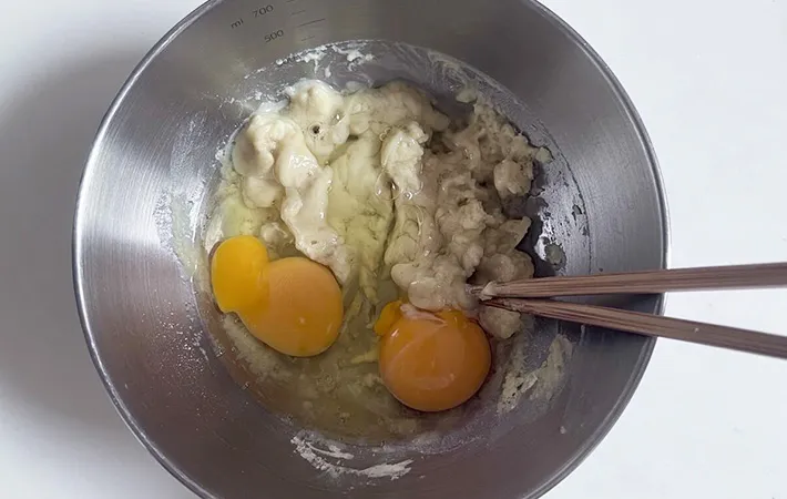 ボウルに卵を加えた画像（撮影:エニママ）