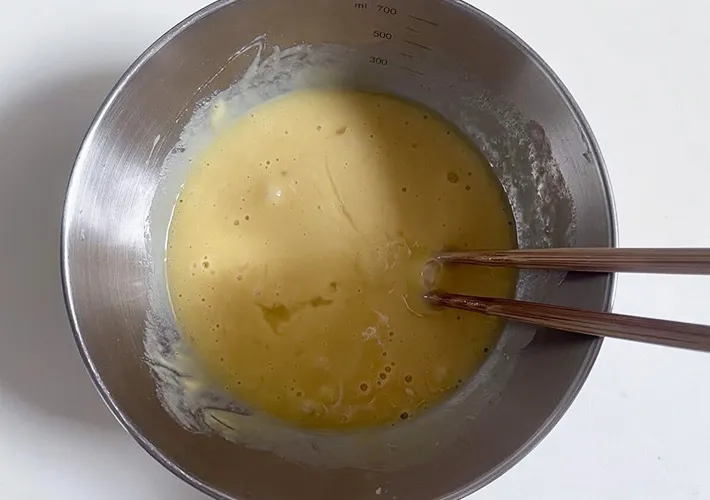 材料をよく混ぜ合わせている画像（撮影:エニママ）