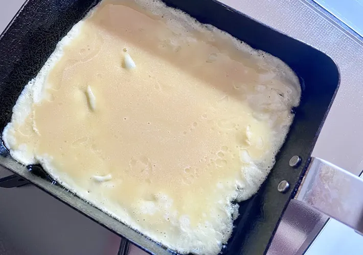 玉子焼き器に卵液を流し込んだ画像（撮影:エニママ）