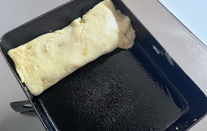 玉子焼き器で卵液を巻いている途中の画像（撮影:エニママ）