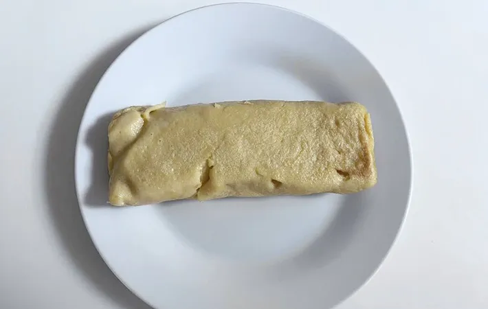 玉子焼きを皿に取って粗熱を取っている画像（撮影:エニママ）