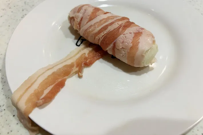 チーズに肉を巻いている画像（撮影：エニママ）