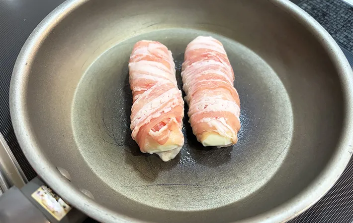 フライパンで焼き始めた画像（撮影：エニママ）