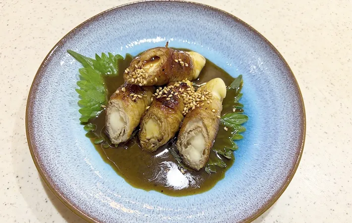 「さけるチーズ」のとろ～り甘辛肉巻きを皿に盛った画像（撮影：エニママ）