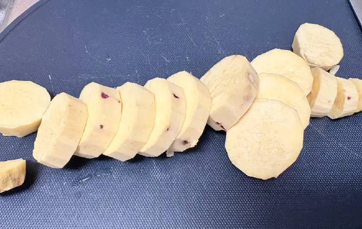 皮をむいて輪切りにしたサツマイモの画像（撮影：エニママ）