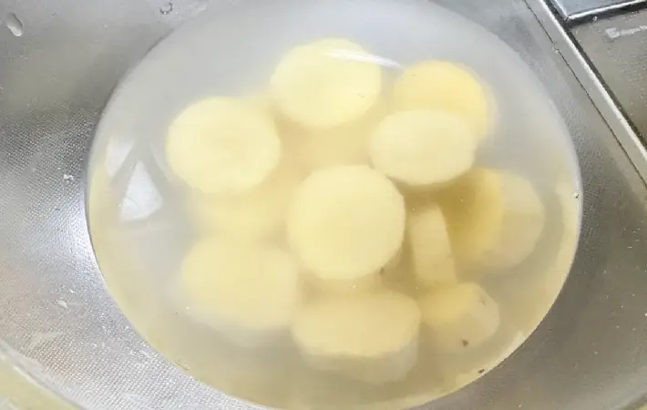 切ったサツマイモを水にさらしている画像（撮影：エニママ）