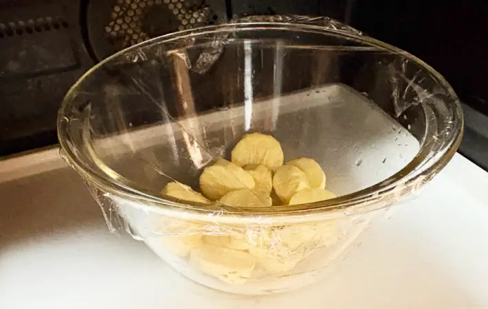 電子レンジで加熱している画像（撮影：エニママ）
