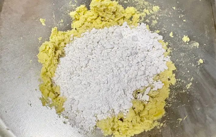 ボウルに白玉粉を加えた画像（撮影：エニママ）