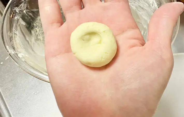 真ん中をくぼませた団子の画像（撮影：エニママ）