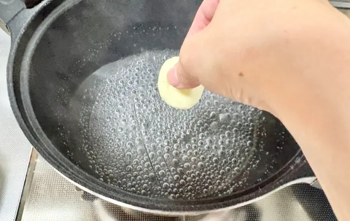 沸騰した湯に団子を入れている画像（撮影：エニママ）