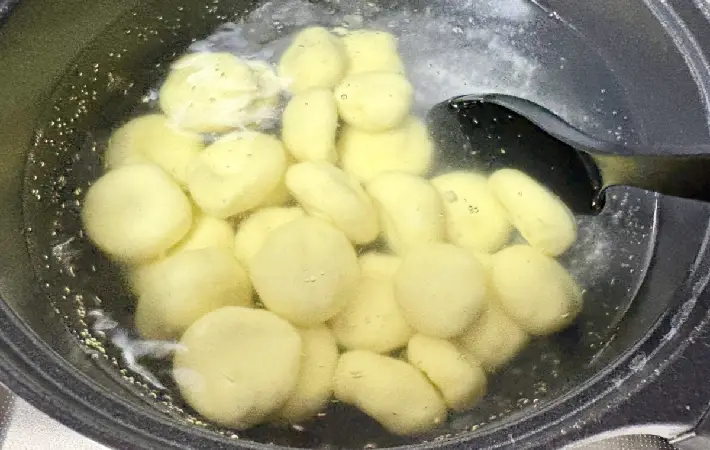 優しく混ぜている画像（撮影：エニママ）