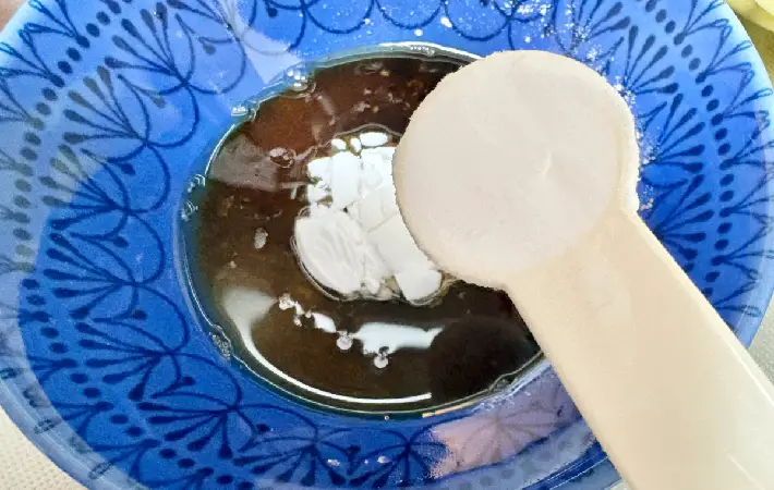 片栗粉を加えている画像（撮影：エニママ）
