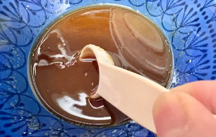 みたらしダレの材料を混ぜている画像（撮影：エニママ）