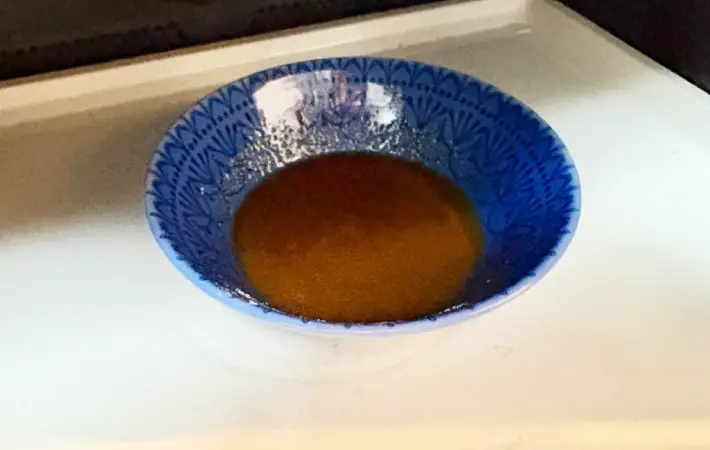 混ぜたタレをレンジで加熱している画像（撮影：エニママ）