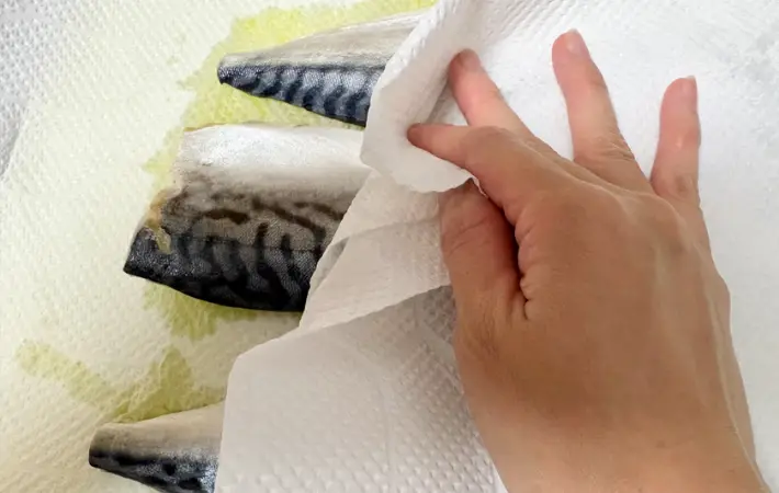 鯖の水分をペーパーで吸い取っている画像（撮影：エニママ）