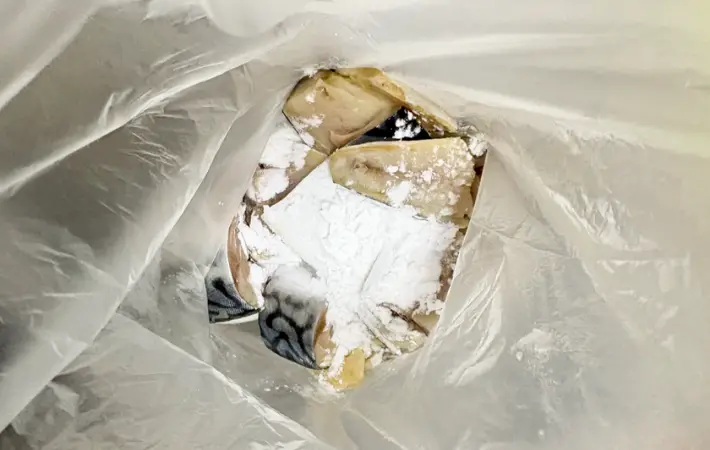 ポリ袋に入った鯖と片栗粉の画像（撮影：エニママ）