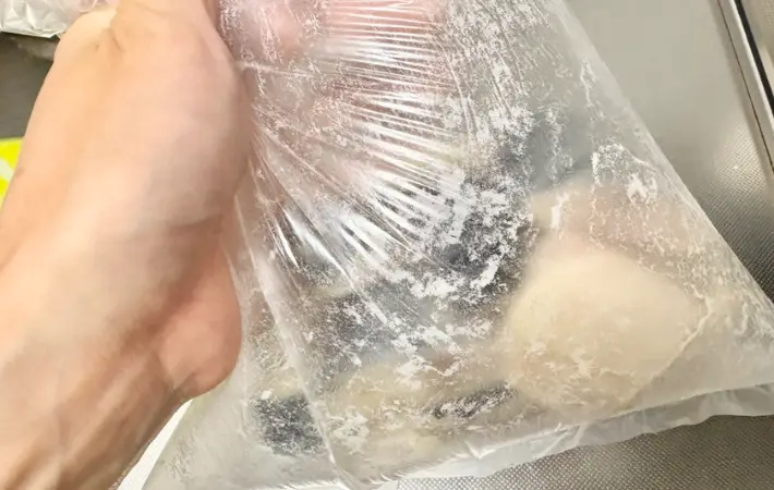 ポリ袋の口を持って振っている画像（撮影：エニママ）