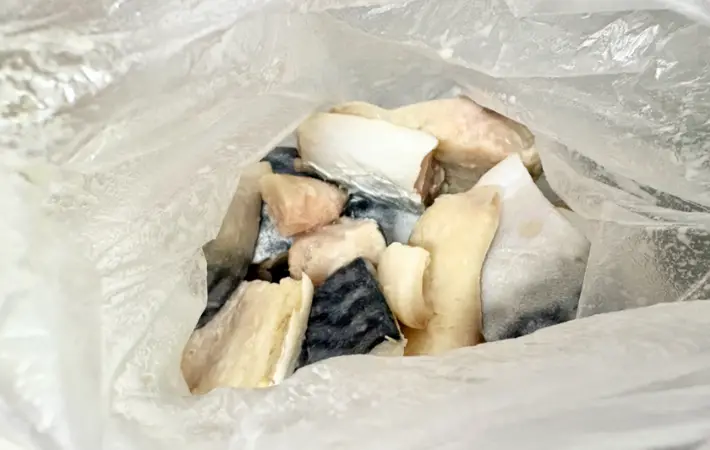片栗粉が均一に付いた鯖の画像（撮影：エニママ）