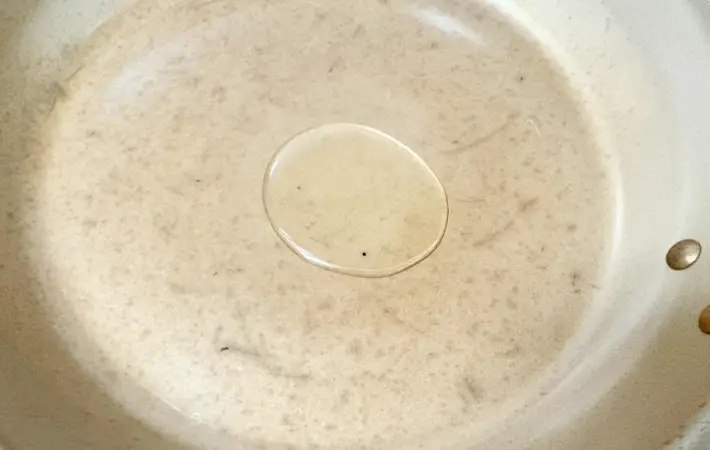サラダ油を熱している画像（撮影：エニママ）