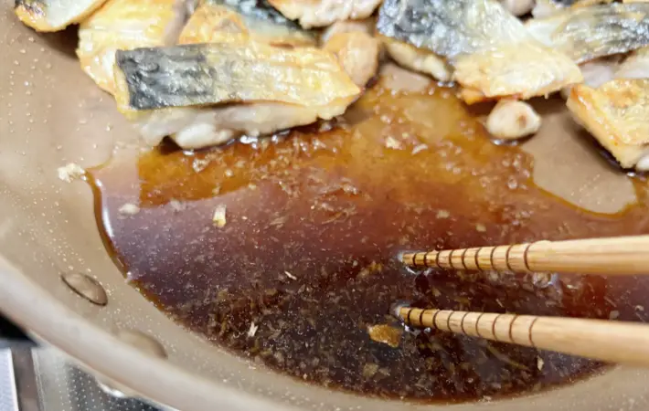 調味料をフライパンの端で混ぜている画像（撮影：エニママ）