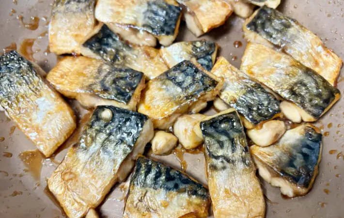 タレを煮絡めた鯖の画像（撮影：エニママ）