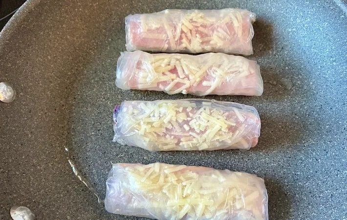 フライパンでライスペーパーなすチーズを焼く画像（撮影：エニママ）