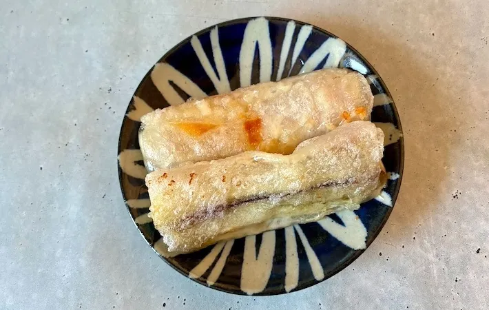 器に盛りつけた「ライスペーパーなすチーズ」の画像（撮影：エニママ）