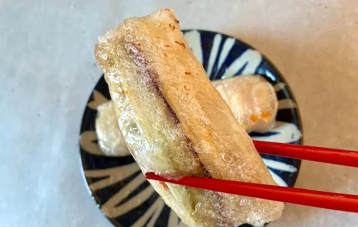 「ライスペーパーなすチーズ」を箸で持ち上げる画像（撮影：エニママ）