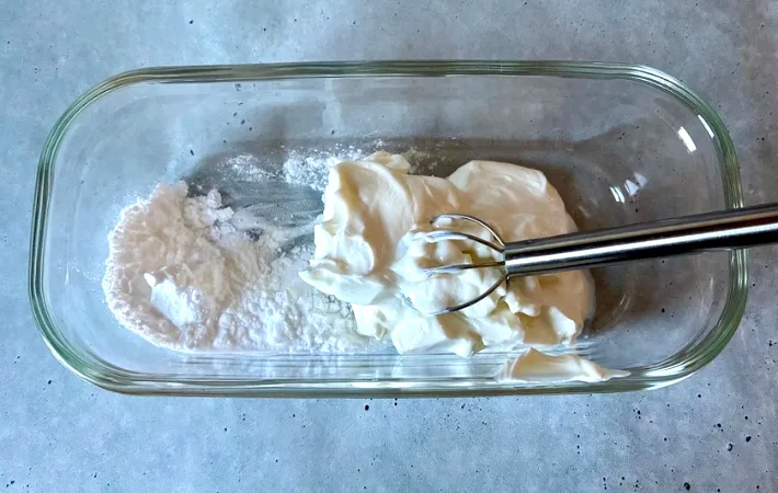 ヨーグルトと片栗粉を混ぜる画像（撮影：エニママ）