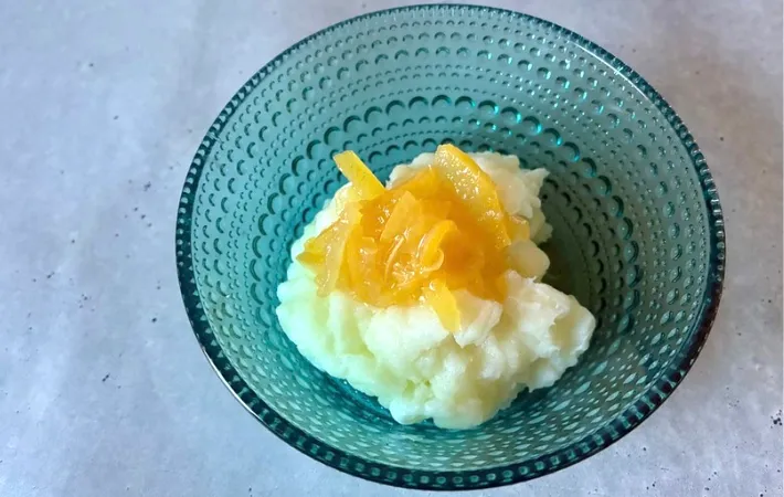 ヨーグルトもちにジャムを載せた画像（撮影：エニママ）