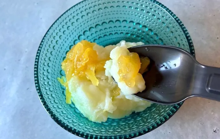 ヨーグルトもちをスプーンですくう画像（撮影：エニママ）