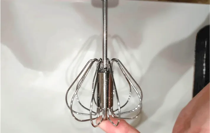ハンドルを押して先端を押し込んでいる画像（撮影：エニママ）