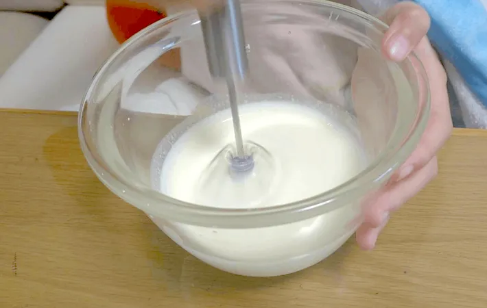 子供が『半自動泡だて器』を使っている画像（撮影：エニママ）