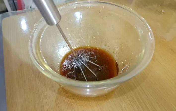 ドレッシングを作っている画像（撮影：エニママ）