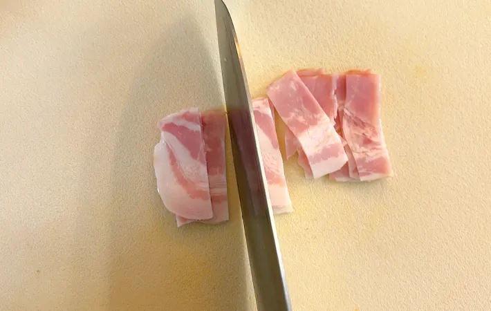 ベーコンを包丁で切っている画像（撮影：エニママ）