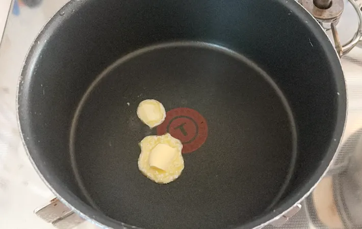 バターを熱している画像（撮影：エニママ）